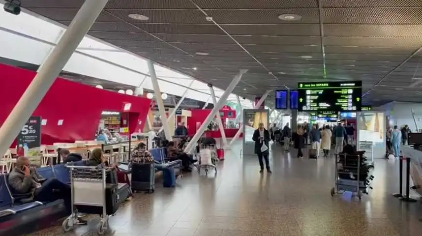 Taxi devant le terminal de l'aéroport